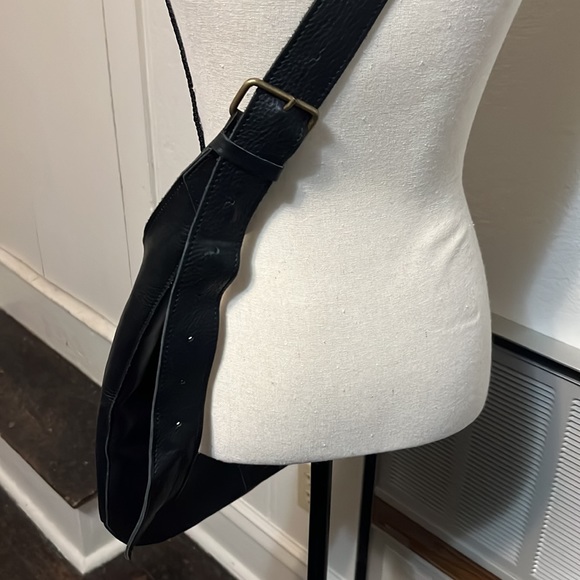 Duluth Trading Co Lifetime Black Leather Large Crossbody - RARE!! - Picture 6 of 7